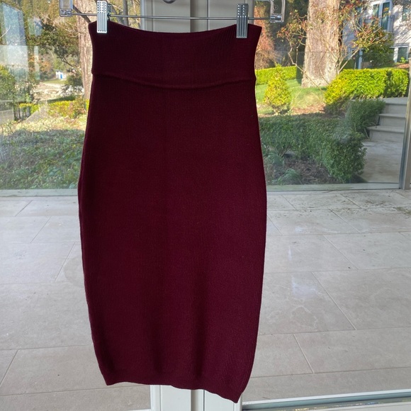 Knitted cranberry coloured pencil skirt - Picture 2 of 2